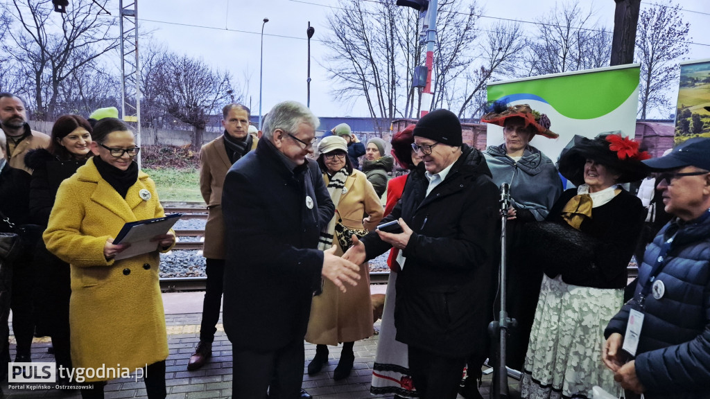 Historyczny pociąg wjechał na stację Ostrzeszów