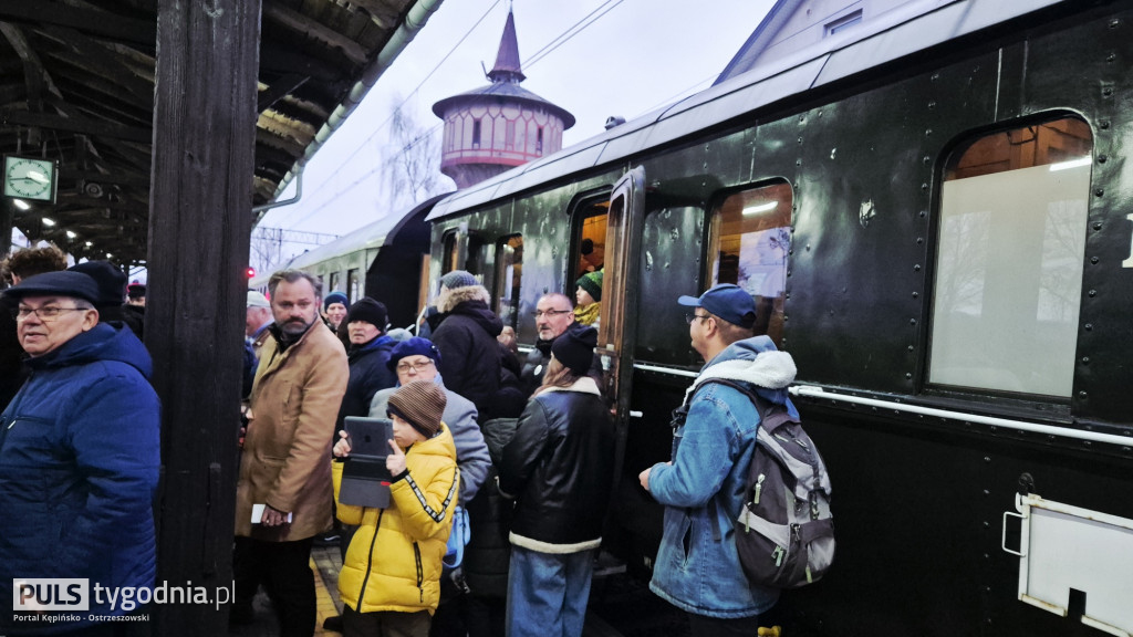 Historyczny pociąg wjechał na stację Ostrzeszów