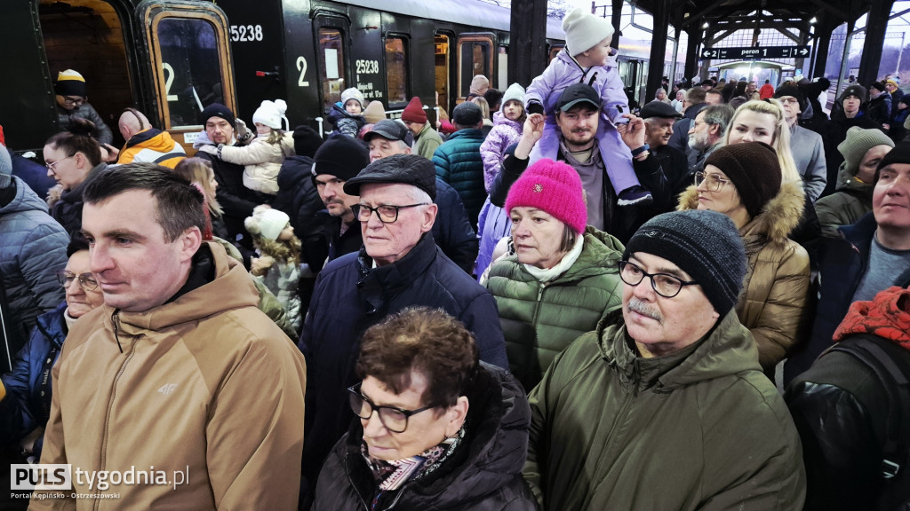Historyczny pociąg wjechał na stację Ostrzeszów