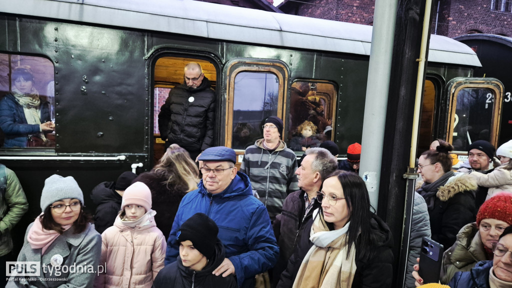 Historyczny pociąg wjechał na stację Ostrzeszów