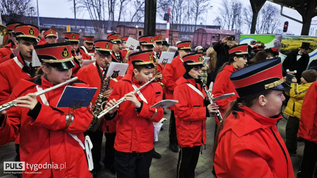 Historyczny pociąg wjechał na stację Ostrzeszów