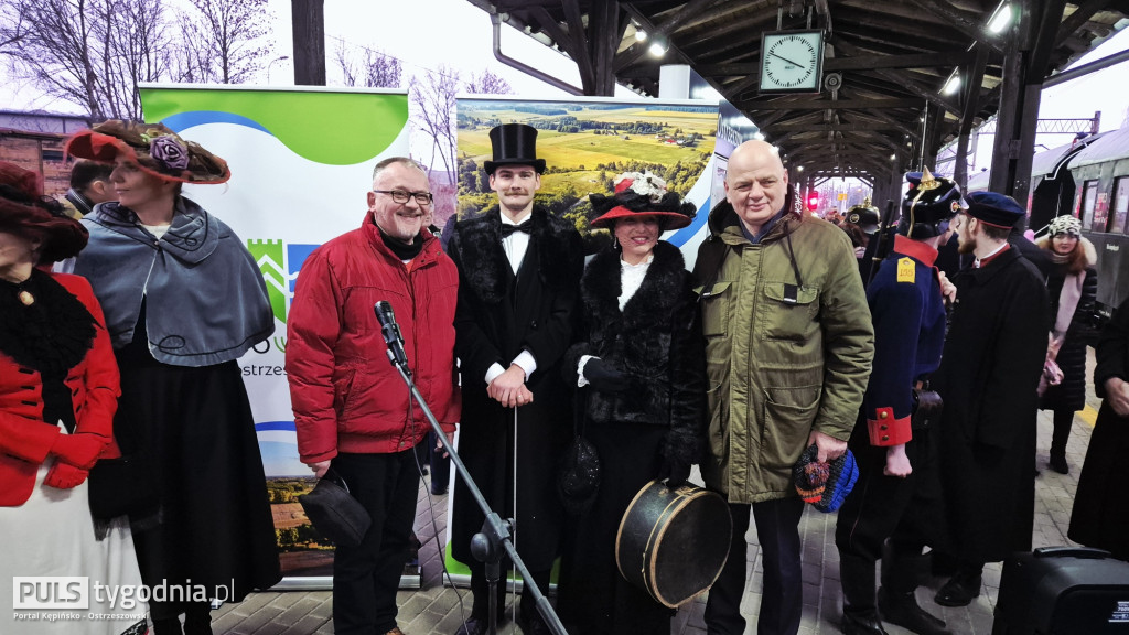 Historyczny pociąg wjechał na stację Ostrzeszów