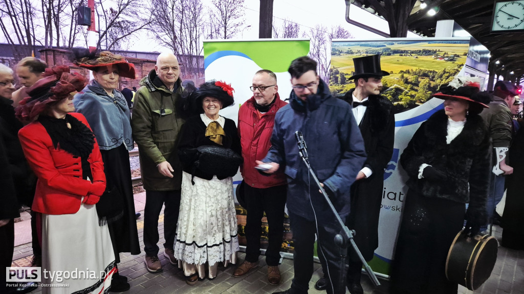 Historyczny pociąg wjechał na stację Ostrzeszów