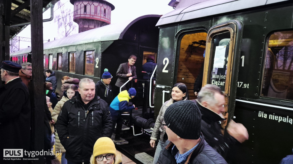 Historyczny pociąg wjechał na stację Ostrzeszów