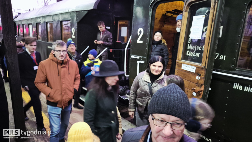 Historyczny pociąg wjechał na stację Ostrzeszów