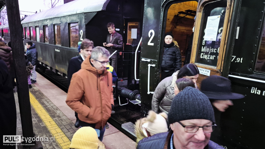 Historyczny pociąg wjechał na stację Ostrzeszów