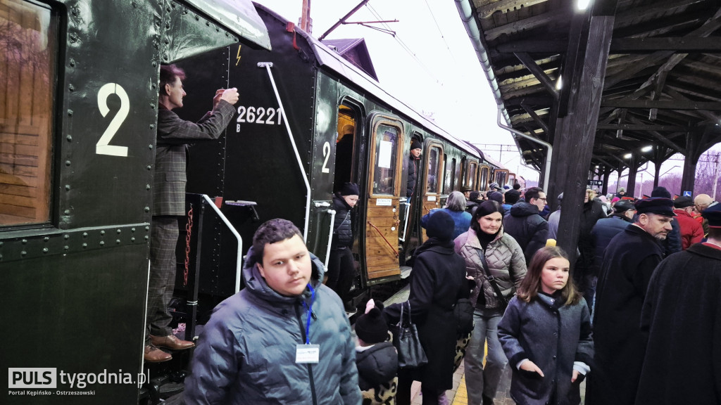 Historyczny pociąg wjechał na stację Ostrzeszów