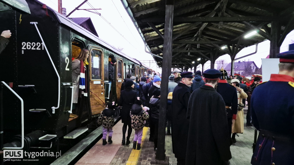 Historyczny pociąg wjechał na stację Ostrzeszów