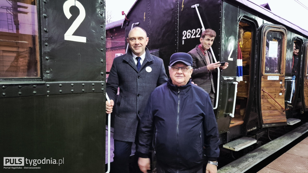 Historyczny pociąg wjechał na stację Ostrzeszów