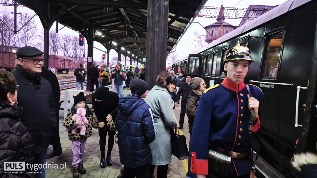 Historyczny pociąg wjechał na stację Ostrzeszów