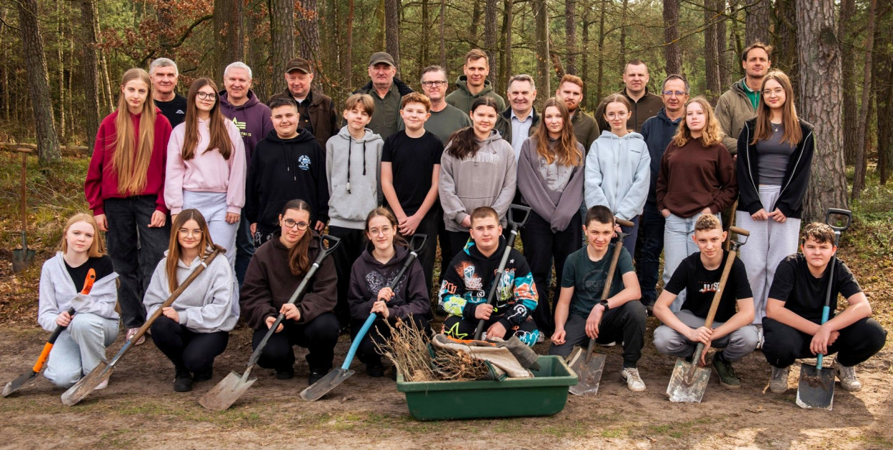 Uczniowie szkoły w Czajkowie sadzili las