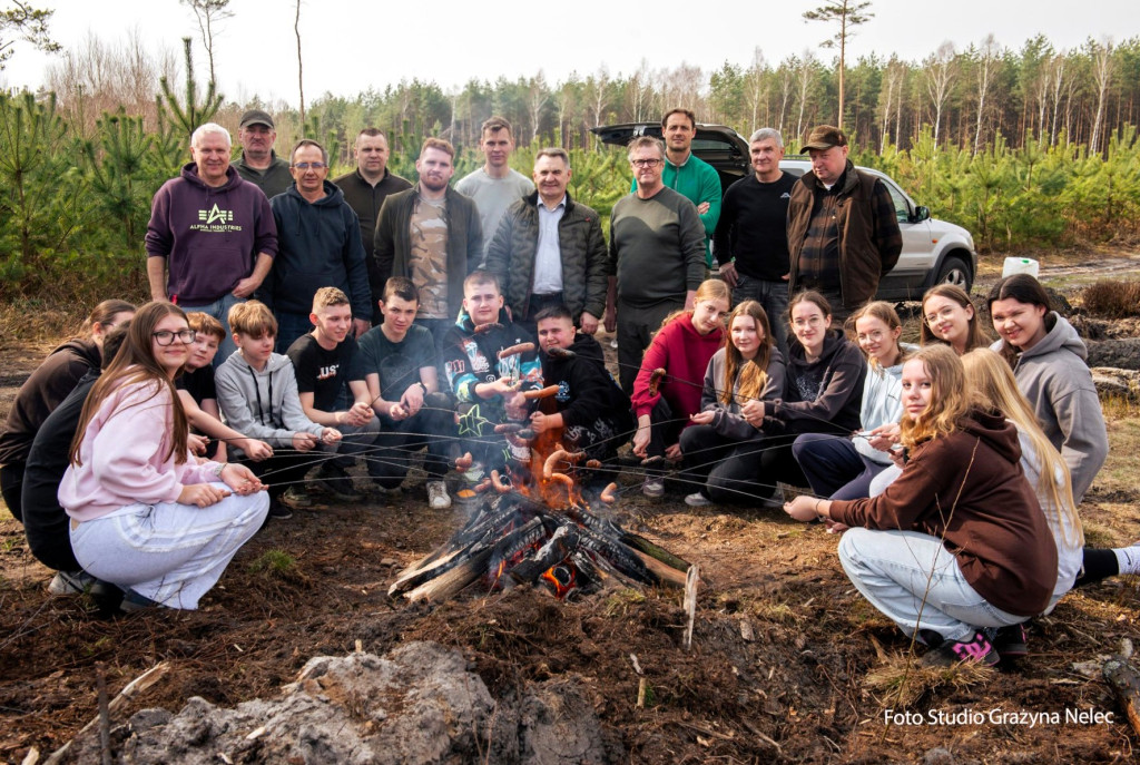 Uczniowie szkoły w Czajkowie sadzili las