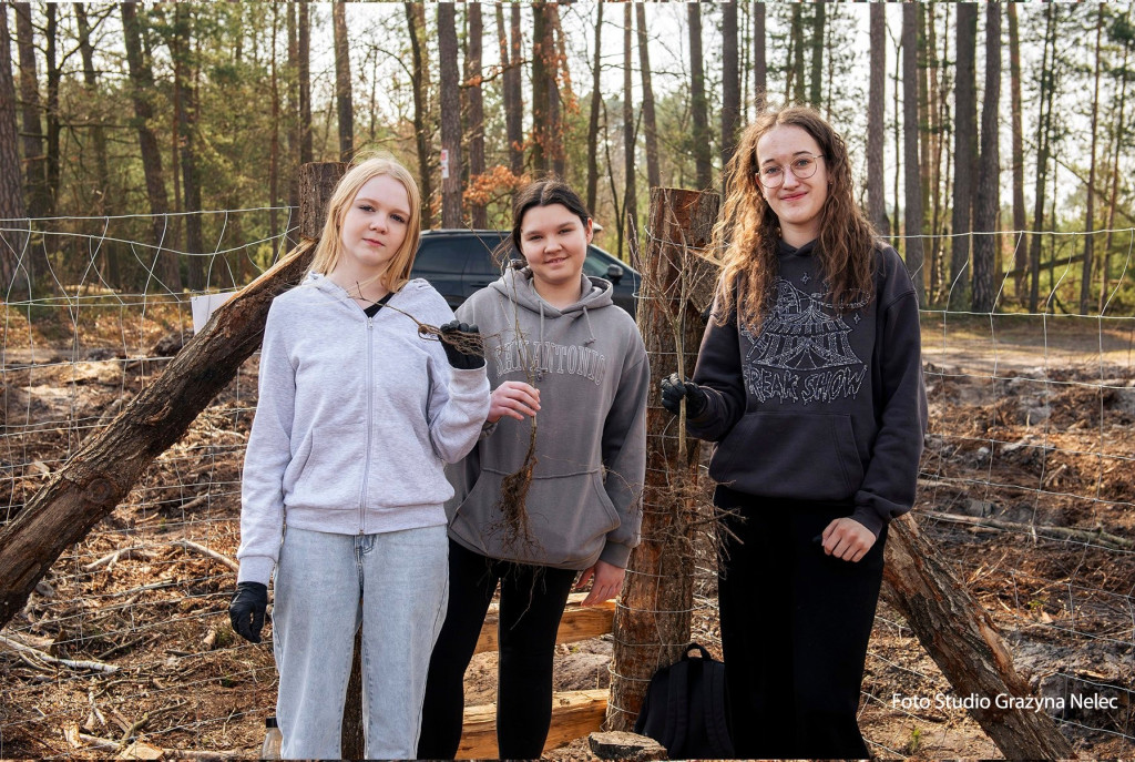 Uczniowie szkoły w Czajkowie sadzili las