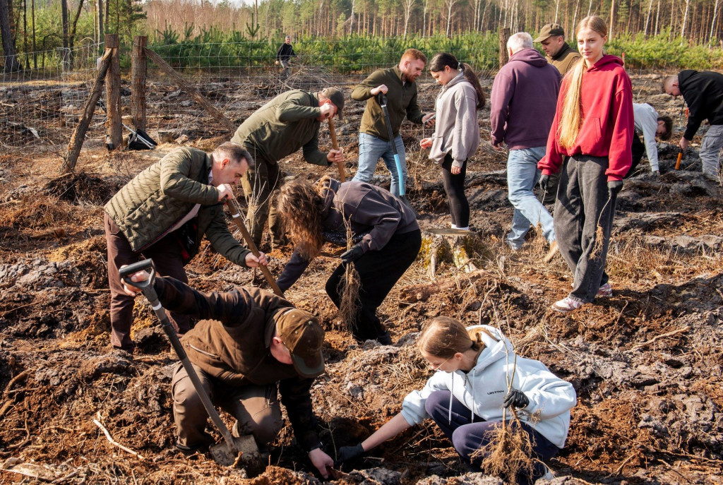 Uczniowie szkoły w Czajkowie sadzili las