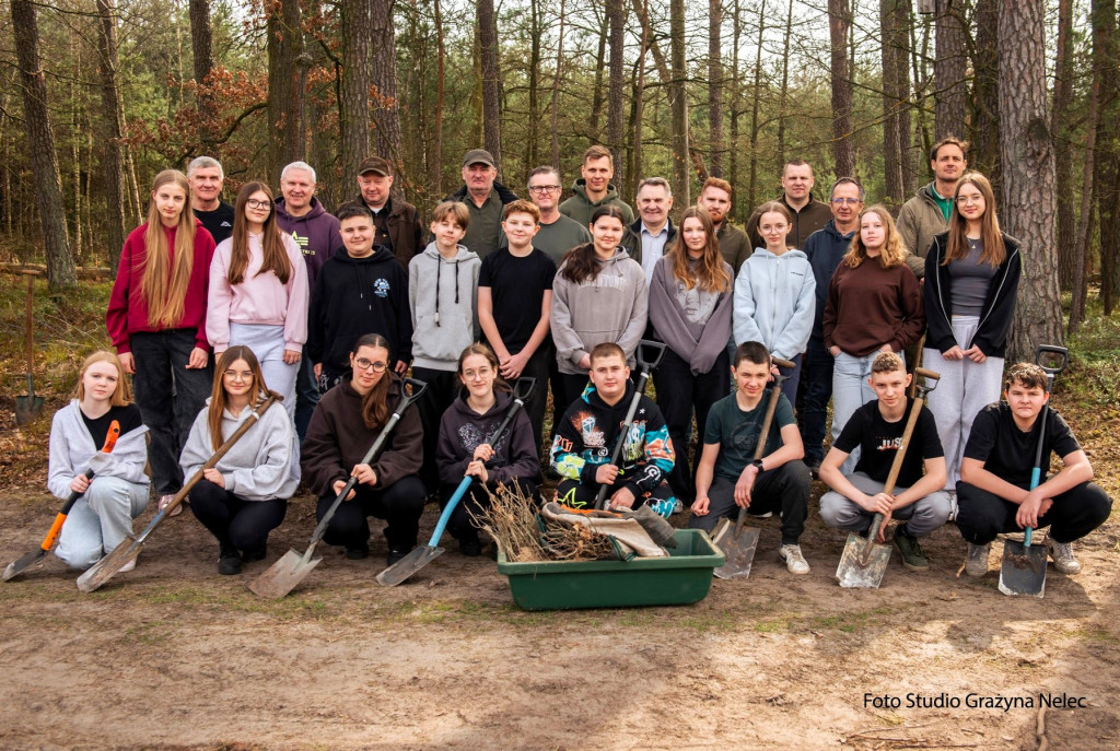 Uczniowie szkoły w Czajkowie sadzili las