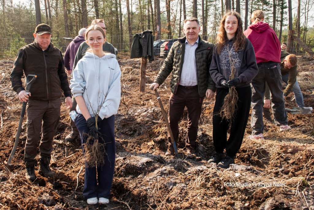 Uczniowie szkoły w Czajkowie sadzili las