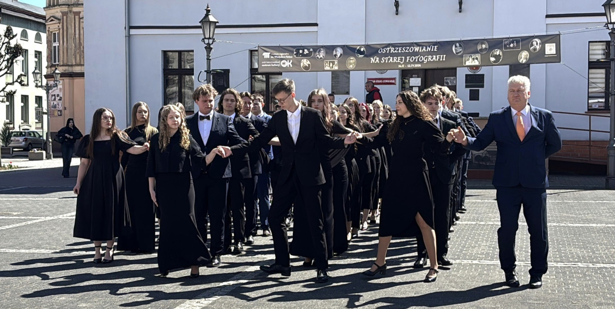 Zatańczyli na ostrzeszowskim rynku poloneza