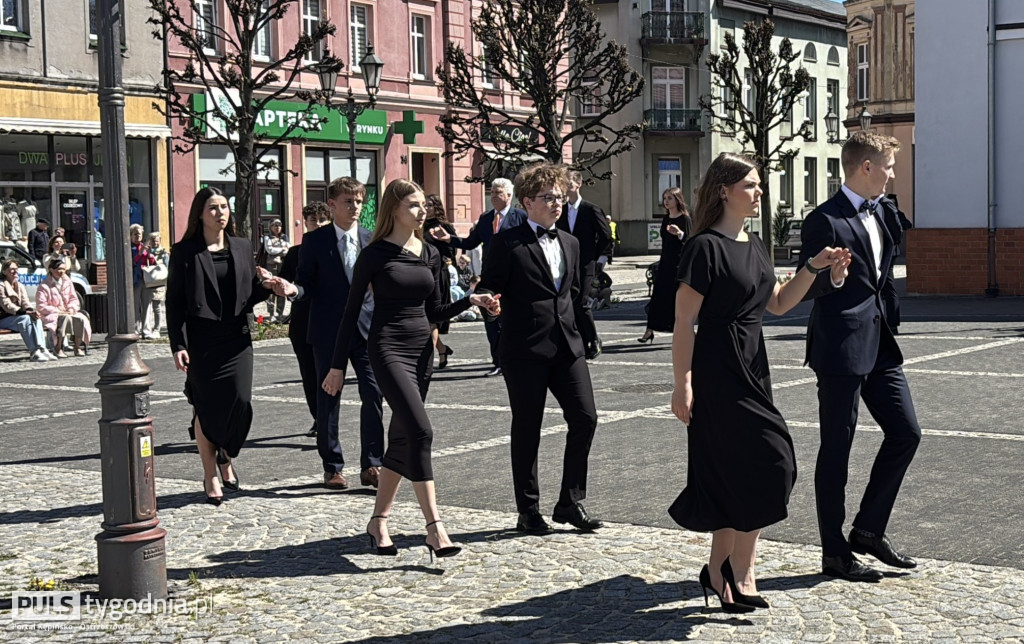 Zatańczyli na ostrzeszowskim rynku poloneza