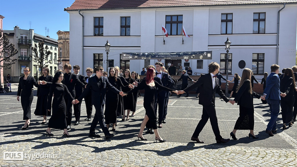 Zatańczyli na ostrzeszowskim rynku poloneza