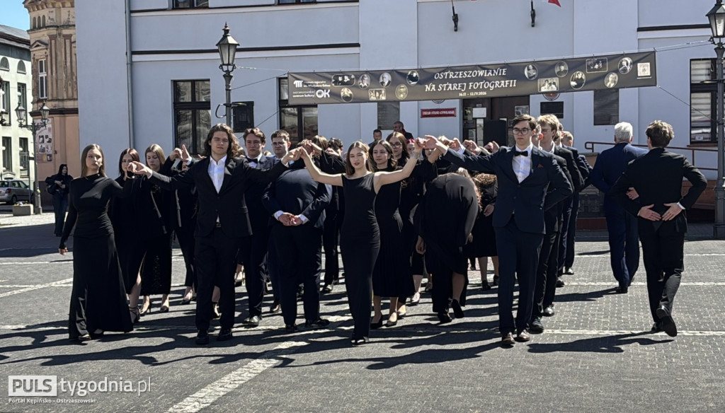 Zatańczyli na ostrzeszowskim rynku poloneza