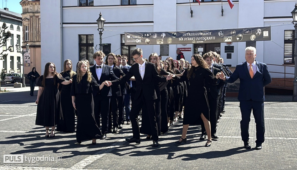 Zatańczyli na ostrzeszowskim rynku poloneza