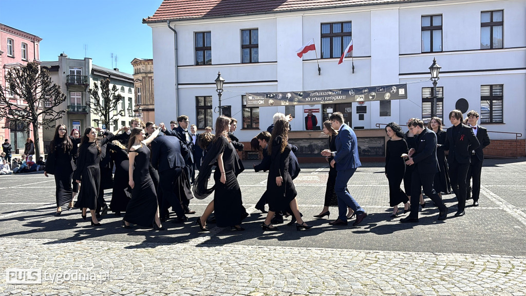 Zatańczyli na ostrzeszowskim rynku poloneza