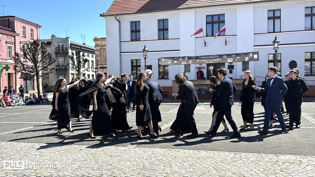 Zatańczyli na ostrzeszowskim rynku poloneza