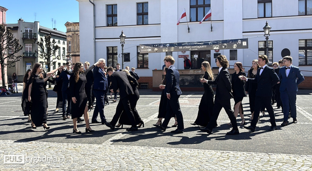Zatańczyli na ostrzeszowskim rynku poloneza