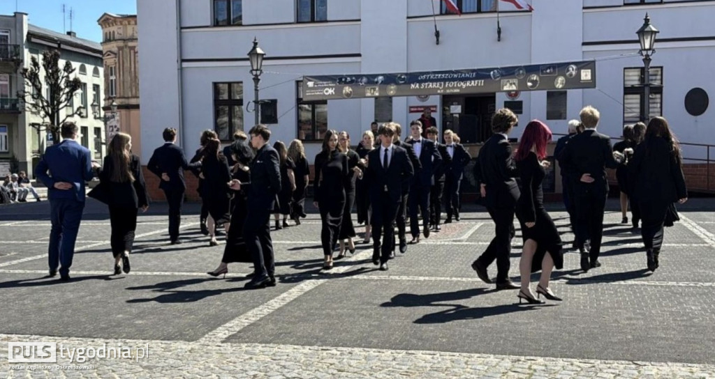 Zatańczyli na ostrzeszowskim rynku poloneza