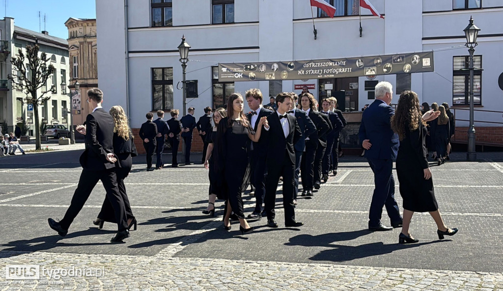 Zatańczyli na ostrzeszowskim rynku poloneza