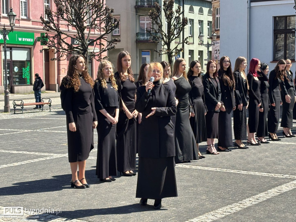 Zatańczyli na ostrzeszowskim rynku poloneza