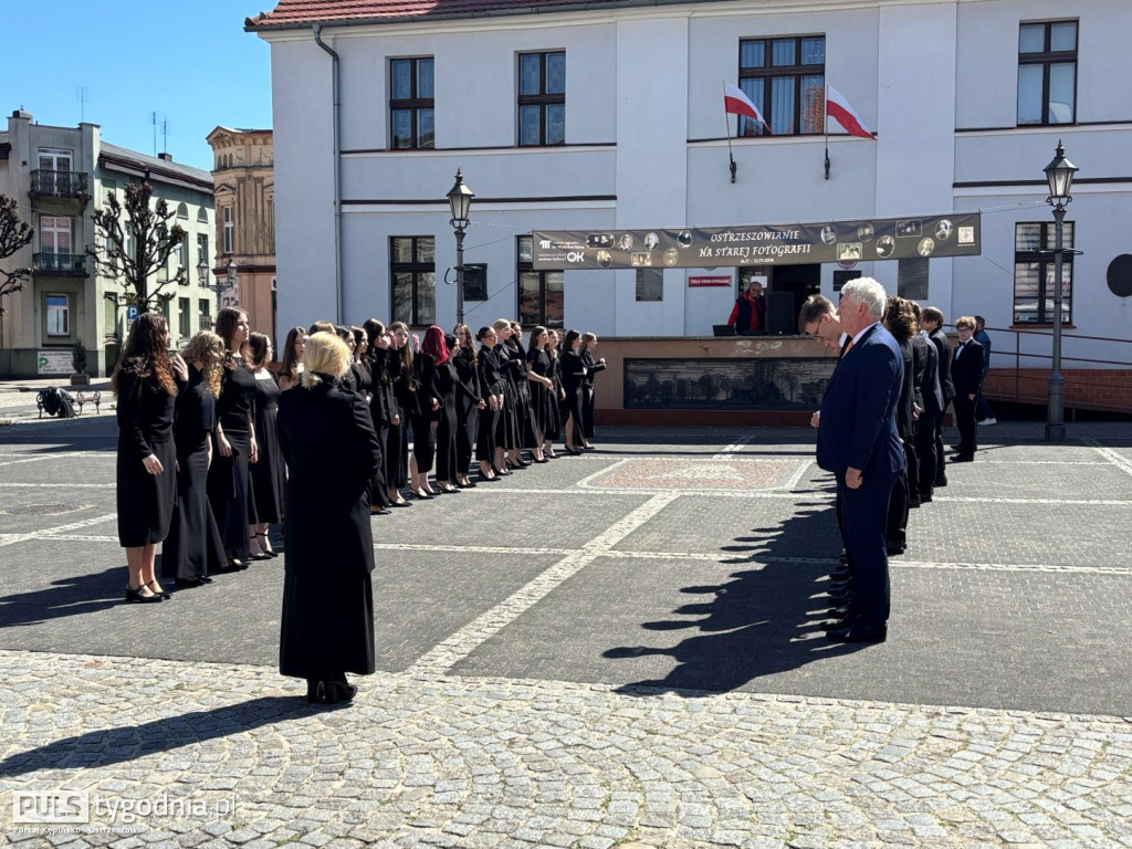 Zatańczyli na ostrzeszowskim rynku poloneza