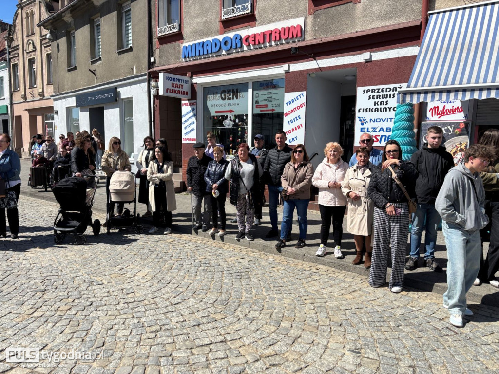 Zatańczyli na ostrzeszowskim rynku poloneza