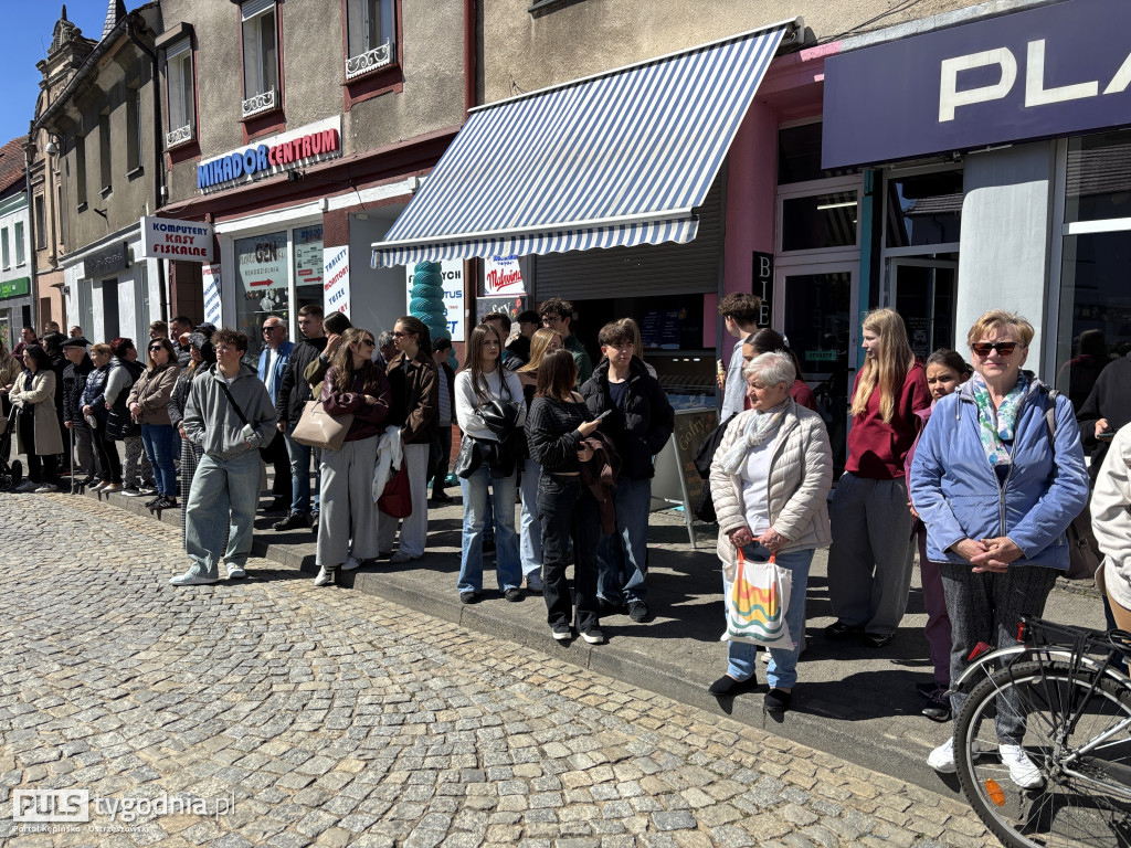 Zatańczyli na ostrzeszowskim rynku poloneza
