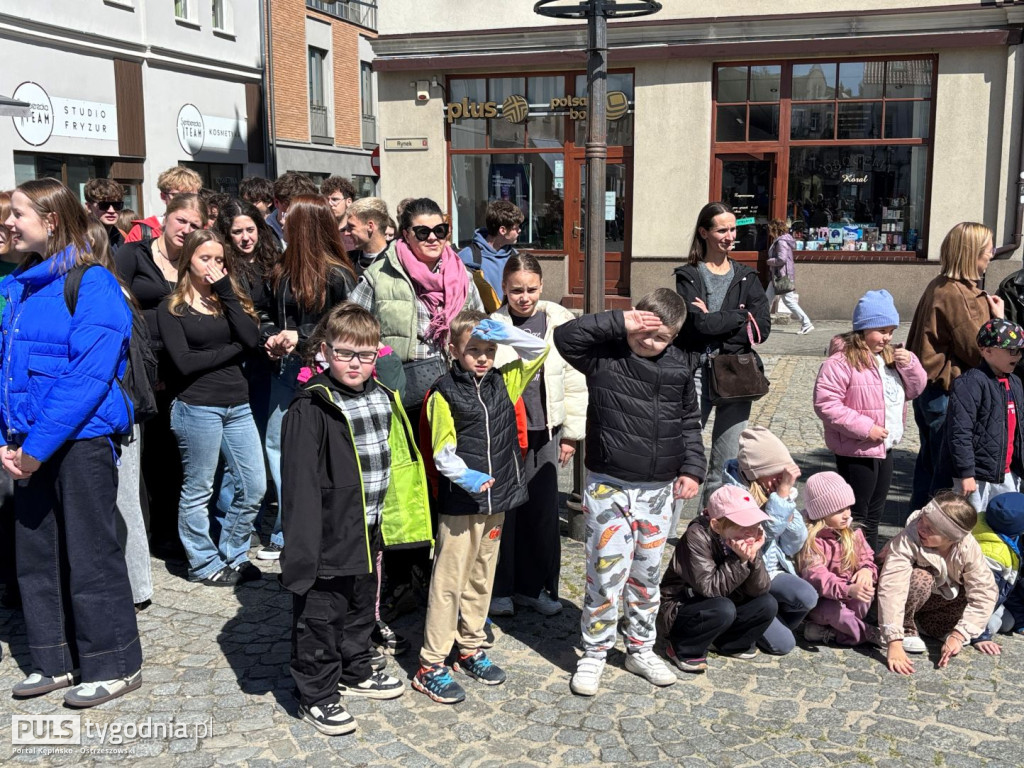 Zatańczyli na ostrzeszowskim rynku poloneza