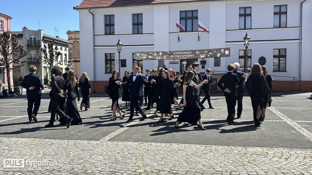 Zatańczyli na ostrzeszowskim rynku poloneza