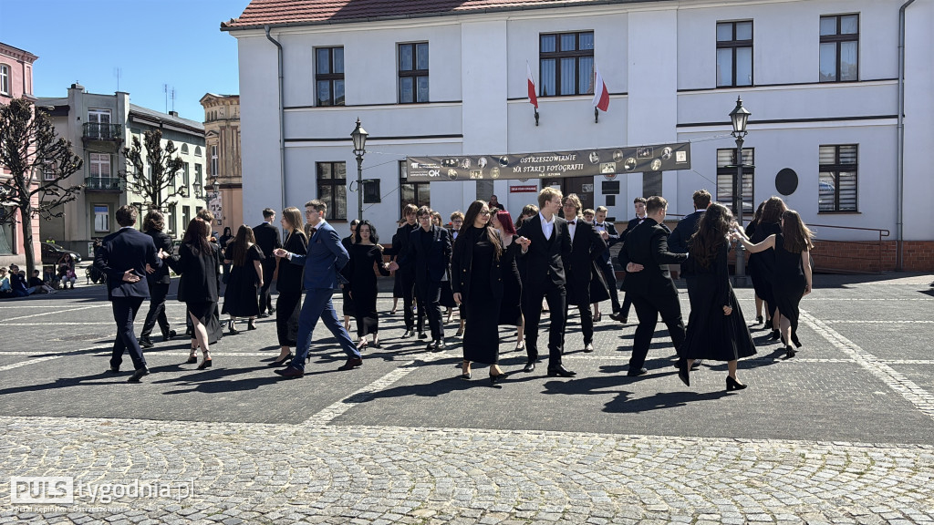 Zatańczyli na ostrzeszowskim rynku poloneza