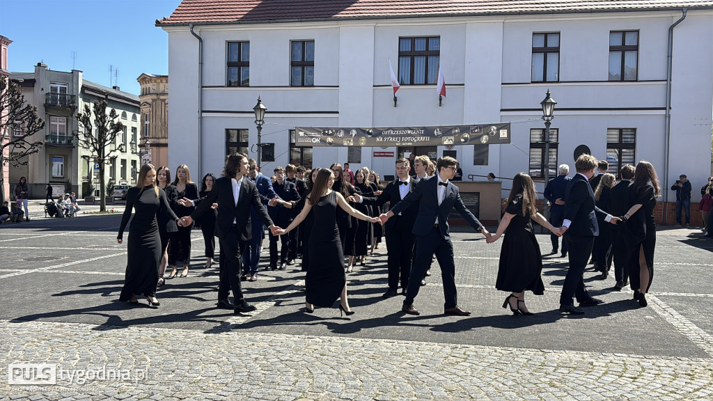 Zatańczyli na ostrzeszowskim rynku poloneza