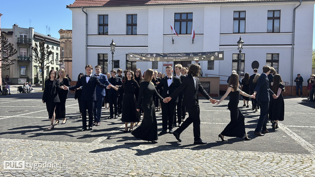 Zatańczyli na ostrzeszowskim rynku poloneza