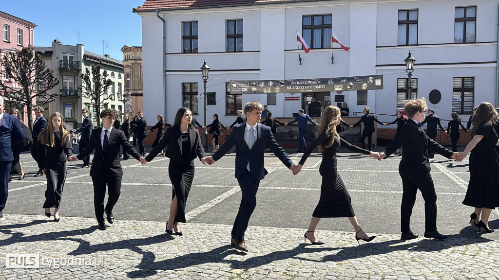 Zatańczyli na ostrzeszowskim rynku poloneza