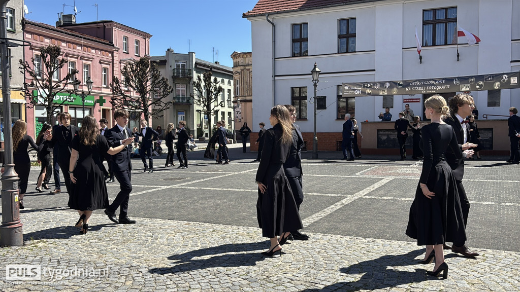 Zatańczyli na ostrzeszowskim rynku poloneza