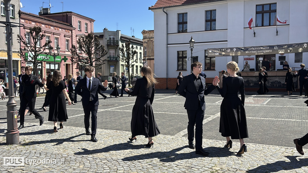 Zatańczyli na ostrzeszowskim rynku poloneza