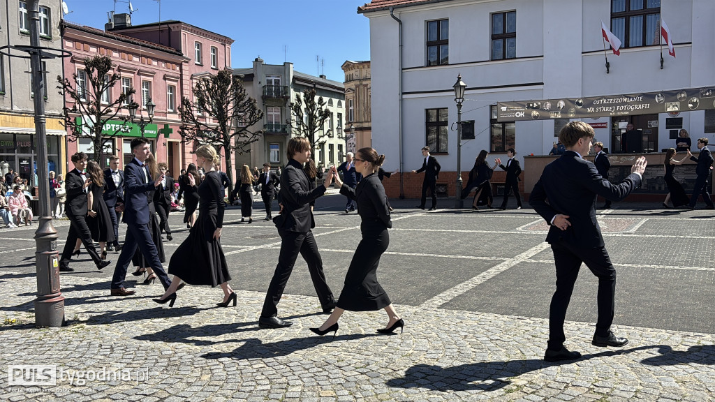 Zatańczyli na ostrzeszowskim rynku poloneza
