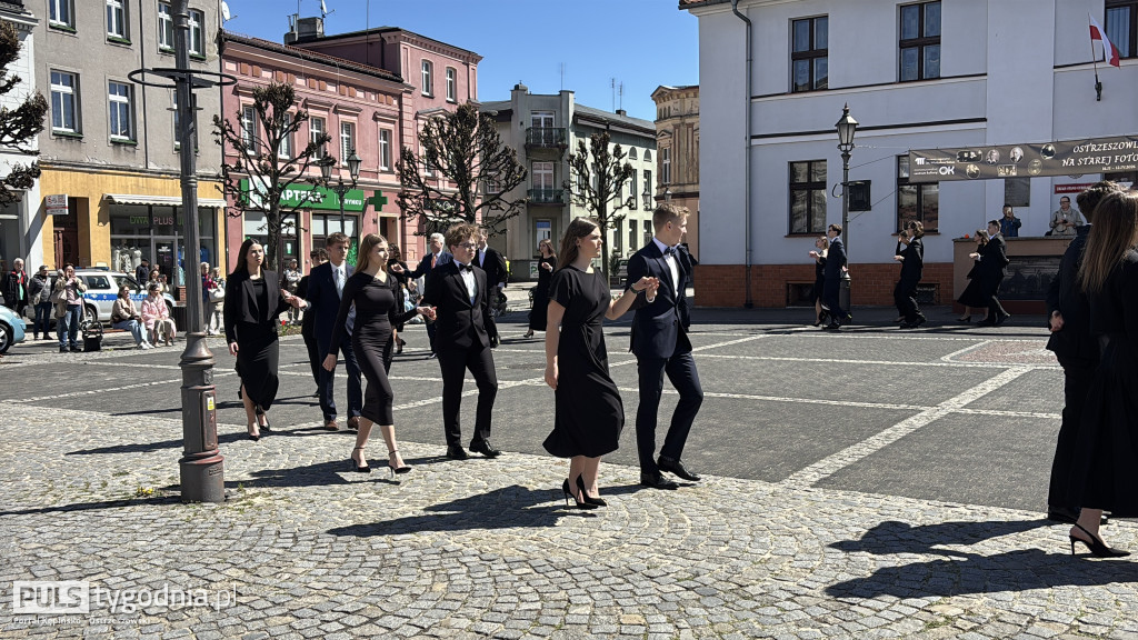 Zatańczyli na ostrzeszowskim rynku poloneza