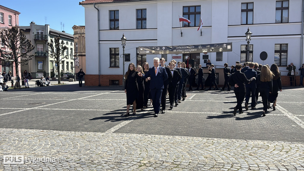 Zatańczyli na ostrzeszowskim rynku poloneza