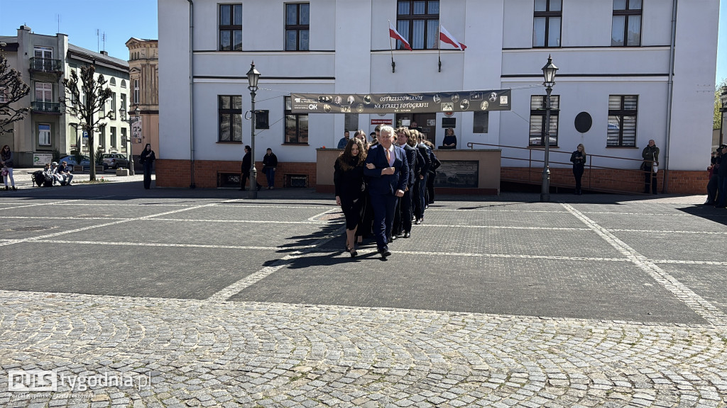 Zatańczyli na ostrzeszowskim rynku poloneza