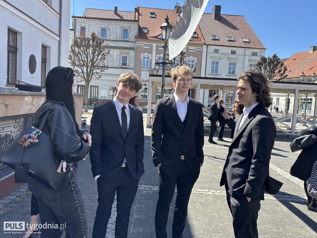 Zatańczyli na ostrzeszowskim rynku poloneza