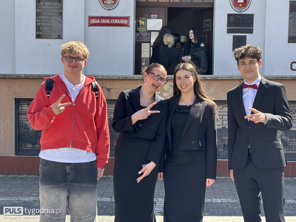 Zatańczyli na ostrzeszowskim rynku poloneza