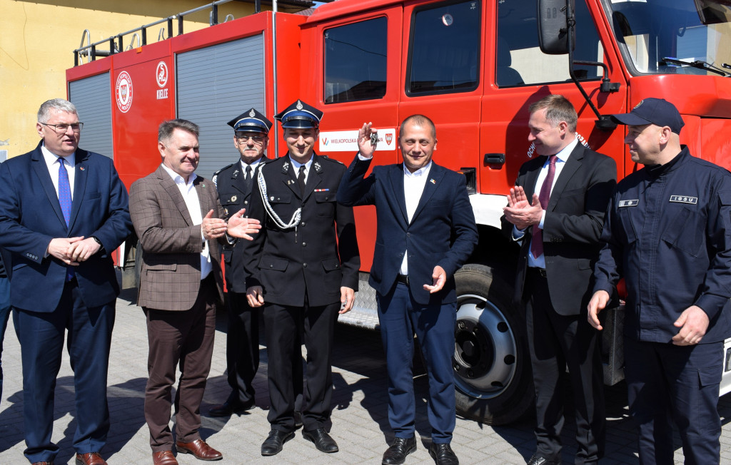 OSP w Czajkowie przekazała samochód strażacki.