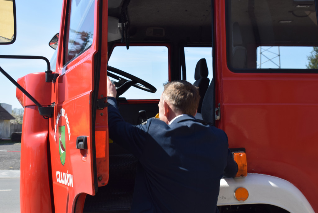 OSP w Czajkowie przekazała samochód strażacki.
